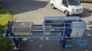 Filterpresse:
Eine Filterpresse setzt sich aus mehreren aneinander gereihten Elementen, den Filterplatten zusammen. Um diese Platten ist eine Membran gespannt, die nur Flssigkeiten durchlsst. Die Filterplatten werden unter hohem Druck zusammengepresst (bis 600 bar), whrend zwischen den Filterplatten von innen nach auen Schlamm mit 10-20 bar gepresst wird. Der Schlamm verdichtet sich immer mehr whrend das Wasser aus der Presse raus luft. Ab einer bestimmten Dichte muss der zum Filterkuchen verdichtete Schlamm entfernt werden, dazu wird der Druck langsam abgelassen und die Filterpresse geffnet. Wichtiges Anwendungsgebiet der Filterpresse ist die Abwasseraufbereitung.

Haupteinsatzgebiet der Filterpressen oder auch Kammerfilterpressen ist die Entwsserung von Klrschlmmen. Die der Presse entnommenen Filterkuchen werden wegen der meist vorliegenden Schadstoffbelastung auf Deponien oder in Mllverbrennungsanlagen entsorgt. Sie sind nur in Ausnahmefllen fr die Ausbringung als Dnger auf landwirtschaftlich genutzten Flchen geeignet.
Kammerfilterpresse:
Aus mehreren Kammern bestehende Filterpresse.
Membran:
Natrliche oder knstlich hergestellte flchige Gebilde, die fluide Phasen oder auch zwei Volumina einer Phase mit unterschiedlicher Zusammensetzung voneinander zu trennen imstande sind und deren Fhigkeit darin besteht, den Stoffaustausch zwischen ihnen zu ermglichen, werden als Membranen (lat. Membrana=Hutchen) bezeichnet. Man unterscheidet in Anhngigkeit von der Trenngrenze zwischen Mikrofiltration, Ultrafiltration, Nanofiltration und Umkehrosmose.
Membrankonfiguration, Membranfilter:
Membranen werden in flacher oder rohrartiger Form hergestellt. Rohrfrmige Membranen bis zu einem Innendurchmesser von 1 mm werden als Hohlfasermodul oder auch als Kapillarmodul bezeichnet. Bei greren Durchmessern spricht man von Rohrmodulen. Bei den flachartigen Membranen unterscheidet man zwischen Wickel- und Plattenmodulen. Plattenmodule sind aufgrund des offenen Kanals weniger anfllig gegenber Fouling als Wickelmodule. Wickelmodule ermglichen jedoch eine hhere Packungsdichte.
Quelle: www.wasser-wissen.de