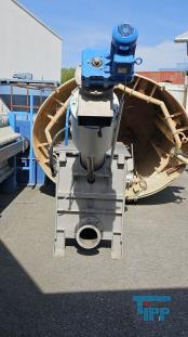 Rcksplung:
(rewind) In der Wasseraufbereitung die Reinigung eines Filters durch Auswaschen in entgegengesetzter Flierichtung. Die Rcksplgeschwindigkeit betrgt ein Vielfaches der Filtrationsgeschwindigkeit. Die im Filterbett abgesetzten Stoffe werden durch die Rcksplung entfernt, das im Filterbett enthaltene Material wird aufgelockert.
Quellle: www.wasser-wissen.de
Sieb:
Ein Sieb (von mittelhochdeutsch sip, zurckgehend auf indogermanisch *seip-, ausgieen, seihen) ist eine Vorrichtung zum Trennen fester Stoffe nach dem Kriterium Korngre. Als Ergebnis erhlt man mindestens zwei Fraktionen, die sich in ihrer minimalen respektive maximalen Korngre signifikant voneinander unterscheiden. In der mechanischen Verfahrenstechnik zhlt das Sieben zu den Klassierverfahren.

Das Aufgabegut ist meist ein Feststoffgemisch unterschiedlicher Korngren (z. B. Schttgut, Haufwerk), es kann aber auch ein Feststoffgemisch zusammen mit Flssigkeit sein. Die Trennung erfolgt durch den Siebboden oder Siebbelag, ein je nach Bedarf feineres oder groberes Geflecht, Drahtgitter, Lochblech oder hnliches. Geflochtene Siebe aus z. B. Korbweide oder Rosshaar sind schon sehr lange bekannt, sie dienten vor allem zum Auslesen und Reinigen von Getreide, Mehl und dergleichen.
Im Fall von Feststoff-Flssigkeitsgemischen als Aufgabegut ergeben sich hnlichkeiten zwischen einem Sieb und einem Filter. Wenn es das Ziel ist, Feststoff (unabhngig von der Korngre) und Flssigkeit voneinander zu trennen, spricht man von Filtration. Ein Sieb dient bei Fest-Flssig-Gemischen jedoch zur Abtrennung von Grobgut ab einer bestimmten Korngre.

Bei bestimmten Sieben mit groen ffnungen, die im Grobkornbereich verwendet werden, spricht man auch vom Rost oder in einigen Fllen auch vom Rechen.

Im bertragenen Sinn bezeichnet das Sieb logische Prozesse, die mit Vergleichsoperatoren arbeiten, wie z. B. in der Mathematik das Sieb des Eratosthenes zur Ermittlung von Primzahlen.

Im bertragenen Sinn jedoch mit abwertender Bedeutung spricht man auch von Siebprozessen, wenn Personengruppen (z. B. Schler, Studenten, Sportler, Bewerber) in einem Auswahlverfahren nach Leistungskriterien klassifiziert werden.
Quelle: www.wikipedia.org