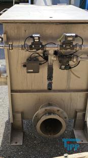 Rcksplung:
(rewind) In der Wasseraufbereitung die Reinigung eines Filters durch Auswaschen in entgegengesetzter Flierichtung. Die Rcksplgeschwindigkeit betrgt ein Vielfaches der Filtrationsgeschwindigkeit. Die im Filterbett abgesetzten Stoffe werden durch die Rcksplung entfernt, das im Filterbett enthaltene Material wird aufgelockert.
Quellle: www.wasser-wissen.de
Sieb:
Ein Sieb (von mittelhochdeutsch sip, zurckgehend auf indogermanisch *seip-, ausgieen, seihen) ist eine Vorrichtung zum Trennen fester Stoffe nach dem Kriterium Korngre. Als Ergebnis erhlt man mindestens zwei Fraktionen, die sich in ihrer minimalen respektive maximalen Korngre signifikant voneinander unterscheiden. In der mechanischen Verfahrenstechnik zhlt das Sieben zu den Klassierverfahren.

Das Aufgabegut ist meist ein Feststoffgemisch unterschiedlicher Korngren (z. B. Schttgut, Haufwerk), es kann aber auch ein Feststoffgemisch zusammen mit Flssigkeit sein. Die Trennung erfolgt durch den Siebboden oder Siebbelag, ein je nach Bedarf feineres oder groberes Geflecht, Drahtgitter, Lochblech oder hnliches. Geflochtene Siebe aus z. B. Korbweide oder Rosshaar sind schon sehr lange bekannt, sie dienten vor allem zum Auslesen und Reinigen von Getreide, Mehl und dergleichen.
Im Fall von Feststoff-Flssigkeitsgemischen als Aufgabegut ergeben sich hnlichkeiten zwischen einem Sieb und einem Filter. Wenn es das Ziel ist, Feststoff (unabhngig von der Korngre) und Flssigkeit voneinander zu trennen, spricht man von Filtration. Ein Sieb dient bei Fest-Flssig-Gemischen jedoch zur Abtrennung von Grobgut ab einer bestimmten Korngre.

Bei bestimmten Sieben mit groen ffnungen, die im Grobkornbereich verwendet werden, spricht man auch vom Rost oder in einigen Fllen auch vom Rechen.

Im bertragenen Sinn bezeichnet das Sieb logische Prozesse, die mit Vergleichsoperatoren arbeiten, wie z. B. in der Mathematik das Sieb des Eratosthenes zur Ermittlung von Primzahlen.

Im bertragenen Sinn jedoch mit abwertender Bedeutung spricht man auch von Siebprozessen, wenn Personengruppen (z. B. Schler, Studenten, Sportler, Bewerber) in einem Auswahlverfahren nach Leistungskriterien klassifiziert werden.
Quelle: www.wikipedia.org