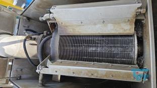 Rcksplung:
(rewind) In der Wasseraufbereitung die Reinigung eines Filters durch Auswaschen in entgegengesetzter Flierichtung. Die Rcksplgeschwindigkeit betrgt ein Vielfaches der Filtrationsgeschwindigkeit. Die im Filterbett abgesetzten Stoffe werden durch die Rcksplung entfernt, das im Filterbett enthaltene Material wird aufgelockert.
Quellle: www.wasser-wissen.de
Sieb:
Ein Sieb (von mittelhochdeutsch sip, zurckgehend auf indogermanisch *seip-, ausgieen, seihen) ist eine Vorrichtung zum Trennen fester Stoffe nach dem Kriterium Korngre. Als Ergebnis erhlt man mindestens zwei Fraktionen, die sich in ihrer minimalen respektive maximalen Korngre signifikant voneinander unterscheiden. In der mechanischen Verfahrenstechnik zhlt das Sieben zu den Klassierverfahren.

Das Aufgabegut ist meist ein Feststoffgemisch unterschiedlicher Korngren (z. B. Schttgut, Haufwerk), es kann aber auch ein Feststoffgemisch zusammen mit Flssigkeit sein. Die Trennung erfolgt durch den Siebboden oder Siebbelag, ein je nach Bedarf feineres oder groberes Geflecht, Drahtgitter, Lochblech oder hnliches. Geflochtene Siebe aus z. B. Korbweide oder Rosshaar sind schon sehr lange bekannt, sie dienten vor allem zum Auslesen und Reinigen von Getreide, Mehl und dergleichen.
Im Fall von Feststoff-Flssigkeitsgemischen als Aufgabegut ergeben sich hnlichkeiten zwischen einem Sieb und einem Filter. Wenn es das Ziel ist, Feststoff (unabhngig von der Korngre) und Flssigkeit voneinander zu trennen, spricht man von Filtration. Ein Sieb dient bei Fest-Flssig-Gemischen jedoch zur Abtrennung von Grobgut ab einer bestimmten Korngre.

Bei bestimmten Sieben mit groen ffnungen, die im Grobkornbereich verwendet werden, spricht man auch vom Rost oder in einigen Fllen auch vom Rechen.

Im bertragenen Sinn bezeichnet das Sieb logische Prozesse, die mit Vergleichsoperatoren arbeiten, wie z. B. in der Mathematik das Sieb des Eratosthenes zur Ermittlung von Primzahlen.

Im bertragenen Sinn jedoch mit abwertender Bedeutung spricht man auch von Siebprozessen, wenn Personengruppen (z. B. Schler, Studenten, Sportler, Bewerber) in einem Auswahlverfahren nach Leistungskriterien klassifiziert werden.
Quelle: www.wikipedia.org