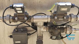Rcksplung:
(rewind) In der Wasseraufbereitung die Reinigung eines Filters durch Auswaschen in entgegengesetzter Flierichtung. Die Rcksplgeschwindigkeit betrgt ein Vielfaches der Filtrationsgeschwindigkeit. Die im Filterbett abgesetzten Stoffe werden durch die Rcksplung entfernt, das im Filterbett enthaltene Material wird aufgelockert.
Quellle: www.wasser-wissen.de
Sieb:
Ein Sieb (von mittelhochdeutsch sip, zurckgehend auf indogermanisch *seip-, ausgieen, seihen) ist eine Vorrichtung zum Trennen fester Stoffe nach dem Kriterium Korngre. Als Ergebnis erhlt man mindestens zwei Fraktionen, die sich in ihrer minimalen respektive maximalen Korngre signifikant voneinander unterscheiden. In der mechanischen Verfahrenstechnik zhlt das Sieben zu den Klassierverfahren.

Das Aufgabegut ist meist ein Feststoffgemisch unterschiedlicher Korngren (z. B. Schttgut, Haufwerk), es kann aber auch ein Feststoffgemisch zusammen mit Flssigkeit sein. Die Trennung erfolgt durch den Siebboden oder Siebbelag, ein je nach Bedarf feineres oder groberes Geflecht, Drahtgitter, Lochblech oder hnliches. Geflochtene Siebe aus z. B. Korbweide oder Rosshaar sind schon sehr lange bekannt, sie dienten vor allem zum Auslesen und Reinigen von Getreide, Mehl und dergleichen.
Im Fall von Feststoff-Flssigkeitsgemischen als Aufgabegut ergeben sich hnlichkeiten zwischen einem Sieb und einem Filter. Wenn es das Ziel ist, Feststoff (unabhngig von der Korngre) und Flssigkeit voneinander zu trennen, spricht man von Filtration. Ein Sieb dient bei Fest-Flssig-Gemischen jedoch zur Abtrennung von Grobgut ab einer bestimmten Korngre.

Bei bestimmten Sieben mit groen ffnungen, die im Grobkornbereich verwendet werden, spricht man auch vom Rost oder in einigen Fllen auch vom Rechen.

Im bertragenen Sinn bezeichnet das Sieb logische Prozesse, die mit Vergleichsoperatoren arbeiten, wie z. B. in der Mathematik das Sieb des Eratosthenes zur Ermittlung von Primzahlen.

Im bertragenen Sinn jedoch mit abwertender Bedeutung spricht man auch von Siebprozessen, wenn Personengruppen (z. B. Schler, Studenten, Sportler, Bewerber) in einem Auswahlverfahren nach Leistungskriterien klassifiziert werden.
Quelle: www.wikipedia.org