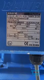 Rcksplung:
(rewind) In der Wasseraufbereitung die Reinigung eines Filters durch Auswaschen in entgegengesetzter Flierichtung. Die Rcksplgeschwindigkeit betrgt ein Vielfaches der Filtrationsgeschwindigkeit. Die im Filterbett abgesetzten Stoffe werden durch die Rcksplung entfernt, das im Filterbett enthaltene Material wird aufgelockert.
Quellle: www.wasser-wissen.de
Sieb:
Ein Sieb (von mittelhochdeutsch sip, zurckgehend auf indogermanisch *seip-, ausgieen, seihen) ist eine Vorrichtung zum Trennen fester Stoffe nach dem Kriterium Korngre. Als Ergebnis erhlt man mindestens zwei Fraktionen, die sich in ihrer minimalen respektive maximalen Korngre signifikant voneinander unterscheiden. In der mechanischen Verfahrenstechnik zhlt das Sieben zu den Klassierverfahren.

Das Aufgabegut ist meist ein Feststoffgemisch unterschiedlicher Korngren (z. B. Schttgut, Haufwerk), es kann aber auch ein Feststoffgemisch zusammen mit Flssigkeit sein. Die Trennung erfolgt durch den Siebboden oder Siebbelag, ein je nach Bedarf feineres oder groberes Geflecht, Drahtgitter, Lochblech oder hnliches. Geflochtene Siebe aus z. B. Korbweide oder Rosshaar sind schon sehr lange bekannt, sie dienten vor allem zum Auslesen und Reinigen von Getreide, Mehl und dergleichen.
Im Fall von Feststoff-Flssigkeitsgemischen als Aufgabegut ergeben sich hnlichkeiten zwischen einem Sieb und einem Filter. Wenn es das Ziel ist, Feststoff (unabhngig von der Korngre) und Flssigkeit voneinander zu trennen, spricht man von Filtration. Ein Sieb dient bei Fest-Flssig-Gemischen jedoch zur Abtrennung von Grobgut ab einer bestimmten Korngre.

Bei bestimmten Sieben mit groen ffnungen, die im Grobkornbereich verwendet werden, spricht man auch vom Rost oder in einigen Fllen auch vom Rechen.

Im bertragenen Sinn bezeichnet das Sieb logische Prozesse, die mit Vergleichsoperatoren arbeiten, wie z. B. in der Mathematik das Sieb des Eratosthenes zur Ermittlung von Primzahlen.

Im bertragenen Sinn jedoch mit abwertender Bedeutung spricht man auch von Siebprozessen, wenn Personengruppen (z. B. Schler, Studenten, Sportler, Bewerber) in einem Auswahlverfahren nach Leistungskriterien klassifiziert werden.
Quelle: www.wikipedia.org