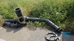 Rcksplung:
(rewind) In der Wasseraufbereitung die Reinigung eines Filters durch Auswaschen in entgegengesetzter Flierichtung. Die Rcksplgeschwindigkeit betrgt ein Vielfaches der Filtrationsgeschwindigkeit. Die im Filterbett abgesetzten Stoffe werden durch die Rcksplung entfernt, das im Filterbett enthaltene Material wird aufgelockert.
Quellle: www.wasser-wissen.de
Sieb:
Ein Sieb (von mittelhochdeutsch sip, zurckgehend auf indogermanisch *seip-, ausgieen, seihen) ist eine Vorrichtung zum Trennen fester Stoffe nach dem Kriterium Korngre. Als Ergebnis erhlt man mindestens zwei Fraktionen, die sich in ihrer minimalen respektive maximalen Korngre signifikant voneinander unterscheiden. In der mechanischen Verfahrenstechnik zhlt das Sieben zu den Klassierverfahren.

Das Aufgabegut ist meist ein Feststoffgemisch unterschiedlicher Korngren (z. B. Schttgut, Haufwerk), es kann aber auch ein Feststoffgemisch zusammen mit Flssigkeit sein. Die Trennung erfolgt durch den Siebboden oder Siebbelag, ein je nach Bedarf feineres oder groberes Geflecht, Drahtgitter, Lochblech oder hnliches. Geflochtene Siebe aus z. B. Korbweide oder Rosshaar sind schon sehr lange bekannt, sie dienten vor allem zum Auslesen und Reinigen von Getreide, Mehl und dergleichen.
Im Fall von Feststoff-Flssigkeitsgemischen als Aufgabegut ergeben sich hnlichkeiten zwischen einem Sieb und einem Filter. Wenn es das Ziel ist, Feststoff (unabhngig von der Korngre) und Flssigkeit voneinander zu trennen, spricht man von Filtration. Ein Sieb dient bei Fest-Flssig-Gemischen jedoch zur Abtrennung von Grobgut ab einer bestimmten Korngre.

Bei bestimmten Sieben mit groen ffnungen, die im Grobkornbereich verwendet werden, spricht man auch vom Rost oder in einigen Fllen auch vom Rechen.

Im bertragenen Sinn bezeichnet das Sieb logische Prozesse, die mit Vergleichsoperatoren arbeiten, wie z. B. in der Mathematik das Sieb des Eratosthenes zur Ermittlung von Primzahlen.

Im bertragenen Sinn jedoch mit abwertender Bedeutung spricht man auch von Siebprozessen, wenn Personengruppen (z. B. Schler, Studenten, Sportler, Bewerber) in einem Auswahlverfahren nach Leistungskriterien klassifiziert werden.
Quelle: www.wikipedia.org