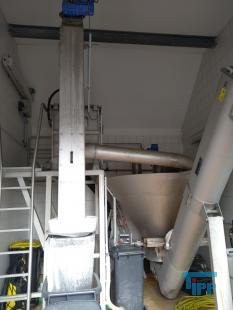 Rcksplung:
(rewind) In der Wasseraufbereitung die Reinigung eines Filters durch Auswaschen in entgegengesetzter Flierichtung. Die Rcksplgeschwindigkeit betrgt ein Vielfaches der Filtrationsgeschwindigkeit. Die im Filterbett abgesetzten Stoffe werden durch die Rcksplung entfernt, das im Filterbett enthaltene Material wird aufgelockert.
Quellle: www.wasser-wissen.de
Sieb:
Ein Sieb (von mittelhochdeutsch sip, zurckgehend auf indogermanisch *seip-, ausgieen, seihen) ist eine Vorrichtung zum Trennen fester Stoffe nach dem Kriterium Korngre. Als Ergebnis erhlt man mindestens zwei Fraktionen, die sich in ihrer minimalen respektive maximalen Korngre signifikant voneinander unterscheiden. In der mechanischen Verfahrenstechnik zhlt das Sieben zu den Klassierverfahren.

Das Aufgabegut ist meist ein Feststoffgemisch unterschiedlicher Korngren (z. B. Schttgut, Haufwerk), es kann aber auch ein Feststoffgemisch zusammen mit Flssigkeit sein. Die Trennung erfolgt durch den Siebboden oder Siebbelag, ein je nach Bedarf feineres oder groberes Geflecht, Drahtgitter, Lochblech oder hnliches. Geflochtene Siebe aus z. B. Korbweide oder Rosshaar sind schon sehr lange bekannt, sie dienten vor allem zum Auslesen und Reinigen von Getreide, Mehl und dergleichen.
Im Fall von Feststoff-Flssigkeitsgemischen als Aufgabegut ergeben sich hnlichkeiten zwischen einem Sieb und einem Filter. Wenn es das Ziel ist, Feststoff (unabhngig von der Korngre) und Flssigkeit voneinander zu trennen, spricht man von Filtration. Ein Sieb dient bei Fest-Flssig-Gemischen jedoch zur Abtrennung von Grobgut ab einer bestimmten Korngre.

Bei bestimmten Sieben mit groen ffnungen, die im Grobkornbereich verwendet werden, spricht man auch vom Rost oder in einigen Fllen auch vom Rechen.

Im bertragenen Sinn bezeichnet das Sieb logische Prozesse, die mit Vergleichsoperatoren arbeiten, wie z. B. in der Mathematik das Sieb des Eratosthenes zur Ermittlung von Primzahlen.

Im bertragenen Sinn jedoch mit abwertender Bedeutung spricht man auch von Siebprozessen, wenn Personengruppen (z. B. Schler, Studenten, Sportler, Bewerber) in einem Auswahlverfahren nach Leistungskriterien klassifiziert werden.
Quelle: www.wikipedia.org
