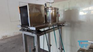 Zentrifuge:
Eine Zentrifuge ist ein technisches Gert, das unter Ausnutzung der Zentrifugalkraft die Bestandteile von Suspensionen, Emulsionen und Gasgemischen trennen kann (siehe auch Trennverfahren).

Bei Untersuchungen in der Raumfahrtmedizin werden Zentrifugen verwendet, um die Beschleunigungskrfte zu simulieren, die auf die Insassen eines Raumfahrzeuges whrend der Startphase einwirken.

Beispiele fr Zentrifugen im Haushalt sind die Salatschleuder und die Wscheschleuder: Das nasse Waschgut wird in die Trommel gegeben, die so schnell gedreht wird, dass es an die Wand der Trommel gepresst wird. Durch Lcher in der Wand kann das Wasser abflieen.

In der Technik und im Labor werden Zentrifugen sehr vielfltig eingesetzt, beispielsweise wird damit Kuhmilch in Sahne und fettreduzierte Milch getrennt (erfunden 1877 von Wilhelm Lefeldt). Auch Olivenl entsteht mit Hilfe einer Zentrifuge, ebenso Separatorenfleisch. Noch hufiger als zu einer solchen Trennung von Flssigkeiten verschiedener Dichte werden Zentrifugen zur Abtrennung von Feststoffen aus einer Flssigkeit verwendet. Im Labor gibt man dazu das Gemisch in Zentrifugenrhrchen, die deutlich dickwandiger und damit stabiler sind als Reagenzglser. Frher wurde die Laborzentrifuge mit einer Kurbel angetrieben, heute durch einen Elektromotor. Die Zentrifugation wird oft der Filtration vorgezogen, etwa wenn stark saure Lsungen Papierfilter angreifen wrden oder wenn die Entsorgung des Schlammes sortenrein, also ohne zustzlichen Filterhilfsstoff erfolgen soll.

Eine wichtige Kennziffer von Zentrifugen ist die Schleuderziffer g. Sie besagt, welche Beschleunigungskrfte auf das Zentrifugiergut ausgebt werden. 1000 g bezeichnet eine Beschleunigungskraft, die dem 1000-fachen der Erdbeschleunigung gleicht. Die g-Zahl wird konstruktiv durch den Zentrifugen-Trommeldurchmesser (Wirkdurchmesser) und die Drehzahl bestimmt.

In der metallverarbeitenden Industrie werden Zentrifugen zum Entlen von Metallspnen genutzt, wobei es mglich ist, einen Durchsatz bis zu zehn Tonnen pro Stunde im vollautomatischen Betrieb zu erreichen. Hierbei werden die vorher zerkleinerten Spne in vollem Lauf (700 bis ca. 1500 UpM) der Trommel zugefhrt und wieder ausgeworfen.

Ebenso werden in galvanischen Betrieben manuelle und vollautomatische Zentrifugen zum Trocknen von Schttgtern, wie Schrauben, Nieten usw., verwendet.

Extrem groe Zentrifugen werden in der Zuckerindustrie eingesetzt. Darin werden Zuckerkristalle und an diesen anhaftender Sirup voneinander getrennt.

Die Ultrazentrifuge wurde von Theodor Svedberg entwickelt, der damit die Sedimentationsgeschwindigkeiten von Makromoleklen und damit ihre ungefhre molare Masse bestimmte. Er erhielt 1926 den Nobelpreis. Ultrazentrifugen rotieren ihren Inhalt sehr schnell  bis zu 500.000-mal in der Minute. Deswegen befindet sich der Rotor meist im Vakuum, so dass keine Luftreibung auftritt.

Auch zur Isotopentrennung knnen Zentrifugen verwendet werden. Gewaltige Zentrifugen werden in Beschleunigungstests fr Piloten und Astronauten eingesetzt um die u.a. beim Start wirkenden Krfte (ein mehrfaches der Erdanziehungskraft) zu simulieren.

Aufgrund der groen kinetischen Energie von schnell drehenden Rotoren sind Sicherheitsvorkehrungen, vor allem ein stabiles Gehuse, sehr wichtig. Geschlossene Zentrifugen lassen sich oft nicht ffnen, solange sich der Rotor dreht, und ein Sicherheitsschalter verhindert eine Rotation bei geffnetem Gehuse.
Quelle: www.wikipedia.org

Zentrifugation:
(centrifugation) Trennung von Substanzen unterschiedlicher Masse durch Zentrifugalkraft. Prinzipiell handelt es sich um ein Sedimentationsverfahren, bei dem die durch die Gewichtskraft bewirkte Abtrennung von Teilchen bzw. dispergierter Flssigkeiten unterschiedlicher Dichte mit Hilfe der Zentrifugalkraft beschleunigt wird.

I.d.R. wird je nach Anwendung zwischen verschiedenen Zentrifugationstechniken unterschieden:

    * Differentielle Zentrifugation: Stufenweise hheren Zentrifugalbeschleunigungen bei schrittweise verlngerten Zentrifugationszeiten.
    * Dichtegradienten-Zentrifugation: entrifugation in einem Dichtegradienten zur Verringerung von Vibrationen, Wrmegradienten und Konvektionen.
    * Dichtegradienten-Differential- oder Zonenzentrifugation: (rate zonal method) Wanderung der Partikel durch einen stabilisierenden, sehr flachen Gradienten, dessen maximale Dichte nicht grer sein darf als die des am wenigsten dichten sedimentierenden Materials.

    * Isopyknische Zentrifugation: Wie bei der Zonen-Zentrifugation mit Dichtegradient, aber im Unterschied dazu bersteigt hier die maximale Dichte des Gradientenmaterials die der Partikel.

    * Analytische Ultrazentrifuge: Zur Bestimmung der Sedimentations-Konstanten und der Untersuchung von Makromoleklen.

    * Technische Zentrifuge: Bei gering oder mig verschmutztem Abwasser kann es auftreten, dass eine groe Flssigkeitsmenge durch wenige aber sehr feine Schwebteilchen getrbt wird. In diesem Fall ist eine Koagulation der Partikel zur Vorbehandlung einer solchen schwerfiltrierbaren Abwassersuspension sinnvoll, um mit mechanischen Trennverfahren wie Filtration oder Zentrifugation eine Klrung erzielen zu knnen. Daher kommen leistungsstrikte Zentrifugen zum Einsatz, Gerte mit schnell umlaufender Trommeln (Trennschleuder, Separator), die aufgrund des Dichteunterschiedes zum Wasser die Abtrennung von schweren oder leichten Stoffen ermglicht. Beispielweise kann die Abtrennung von l, aber auch die Schlammentwsserung mit Hilfe der Zentrifugation durchgefhrt werden. Ein bei Abwasserreinigungsanlagen oft zum Einsatz kommender Apparat zur Zentrifugation ist der Dekanter.
Quelle: www.wasser-wissen.de