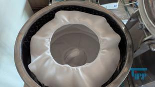 Zentrifuge:
Eine Zentrifuge ist ein technisches Gert, das unter Ausnutzung der Zentrifugalkraft die Bestandteile von Suspensionen, Emulsionen und Gasgemischen trennen kann (siehe auch Trennverfahren).

Bei Untersuchungen in der Raumfahrtmedizin werden Zentrifugen verwendet, um die Beschleunigungskrfte zu simulieren, die auf die Insassen eines Raumfahrzeuges whrend der Startphase einwirken.

Beispiele fr Zentrifugen im Haushalt sind die Salatschleuder und die Wscheschleuder: Das nasse Waschgut wird in die Trommel gegeben, die so schnell gedreht wird, dass es an die Wand der Trommel gepresst wird. Durch Lcher in der Wand kann das Wasser abflieen.

In der Technik und im Labor werden Zentrifugen sehr vielfltig eingesetzt, beispielsweise wird damit Kuhmilch in Sahne und fettreduzierte Milch getrennt (erfunden 1877 von Wilhelm Lefeldt). Auch Olivenl entsteht mit Hilfe einer Zentrifuge, ebenso Separatorenfleisch. Noch hufiger als zu einer solchen Trennung von Flssigkeiten verschiedener Dichte werden Zentrifugen zur Abtrennung von Feststoffen aus einer Flssigkeit verwendet. Im Labor gibt man dazu das Gemisch in Zentrifugenrhrchen, die deutlich dickwandiger und damit stabiler sind als Reagenzglser. Frher wurde die Laborzentrifuge mit einer Kurbel angetrieben, heute durch einen Elektromotor. Die Zentrifugation wird oft der Filtration vorgezogen, etwa wenn stark saure Lsungen Papierfilter angreifen wrden oder wenn die Entsorgung des Schlammes sortenrein, also ohne zustzlichen Filterhilfsstoff erfolgen soll.

Eine wichtige Kennziffer von Zentrifugen ist die Schleuderziffer g. Sie besagt, welche Beschleunigungskrfte auf das Zentrifugiergut ausgebt werden. 1000 g bezeichnet eine Beschleunigungskraft, die dem 1000-fachen der Erdbeschleunigung gleicht. Die g-Zahl wird konstruktiv durch den Zentrifugen-Trommeldurchmesser (Wirkdurchmesser) und die Drehzahl bestimmt.

In der metallverarbeitenden Industrie werden Zentrifugen zum Entlen von Metallspnen genutzt, wobei es mglich ist, einen Durchsatz bis zu zehn Tonnen pro Stunde im vollautomatischen Betrieb zu erreichen. Hierbei werden die vorher zerkleinerten Spne in vollem Lauf (700 bis ca. 1500 UpM) der Trommel zugefhrt und wieder ausgeworfen.

Ebenso werden in galvanischen Betrieben manuelle und vollautomatische Zentrifugen zum Trocknen von Schttgtern, wie Schrauben, Nieten usw., verwendet.

Extrem groe Zentrifugen werden in der Zuckerindustrie eingesetzt. Darin werden Zuckerkristalle und an diesen anhaftender Sirup voneinander getrennt.

Die Ultrazentrifuge wurde von Theodor Svedberg entwickelt, der damit die Sedimentationsgeschwindigkeiten von Makromoleklen und damit ihre ungefhre molare Masse bestimmte. Er erhielt 1926 den Nobelpreis. Ultrazentrifugen rotieren ihren Inhalt sehr schnell  bis zu 500.000-mal in der Minute. Deswegen befindet sich der Rotor meist im Vakuum, so dass keine Luftreibung auftritt.

Auch zur Isotopentrennung knnen Zentrifugen verwendet werden. Gewaltige Zentrifugen werden in Beschleunigungstests fr Piloten und Astronauten eingesetzt um die u.a. beim Start wirkenden Krfte (ein mehrfaches der Erdanziehungskraft) zu simulieren.

Aufgrund der groen kinetischen Energie von schnell drehenden Rotoren sind Sicherheitsvorkehrungen, vor allem ein stabiles Gehuse, sehr wichtig. Geschlossene Zentrifugen lassen sich oft nicht ffnen, solange sich der Rotor dreht, und ein Sicherheitsschalter verhindert eine Rotation bei geffnetem Gehuse.
Quelle: www.wikipedia.org

Zentrifugation:
(centrifugation) Trennung von Substanzen unterschiedlicher Masse durch Zentrifugalkraft. Prinzipiell handelt es sich um ein Sedimentationsverfahren, bei dem die durch die Gewichtskraft bewirkte Abtrennung von Teilchen bzw. dispergierter Flssigkeiten unterschiedlicher Dichte mit Hilfe der Zentrifugalkraft beschleunigt wird.

I.d.R. wird je nach Anwendung zwischen verschiedenen Zentrifugationstechniken unterschieden:

    * Differentielle Zentrifugation: Stufenweise hheren Zentrifugalbeschleunigungen bei schrittweise verlngerten Zentrifugationszeiten.
    * Dichtegradienten-Zentrifugation: entrifugation in einem Dichtegradienten zur Verringerung von Vibrationen, Wrmegradienten und Konvektionen.
    * Dichtegradienten-Differential- oder Zonenzentrifugation: (rate zonal method) Wanderung der Partikel durch einen stabilisierenden, sehr flachen Gradienten, dessen maximale Dichte nicht grer sein darf als die des am wenigsten dichten sedimentierenden Materials.

    * Isopyknische Zentrifugation: Wie bei der Zonen-Zentrifugation mit Dichtegradient, aber im Unterschied dazu bersteigt hier die maximale Dichte des Gradientenmaterials die der Partikel.

    * Analytische Ultrazentrifuge: Zur Bestimmung der Sedimentations-Konstanten und der Untersuchung von Makromoleklen.

    * Technische Zentrifuge: Bei gering oder mig verschmutztem Abwasser kann es auftreten, dass eine groe Flssigkeitsmenge durch wenige aber sehr feine Schwebteilchen getrbt wird. In diesem Fall ist eine Koagulation der Partikel zur Vorbehandlung einer solchen schwerfiltrierbaren Abwassersuspension sinnvoll, um mit mechanischen Trennverfahren wie Filtration oder Zentrifugation eine Klrung erzielen zu knnen. Daher kommen leistungsstrikte Zentrifugen zum Einsatz, Gerte mit schnell umlaufender Trommeln (Trennschleuder, Separator), die aufgrund des Dichteunterschiedes zum Wasser die Abtrennung von schweren oder leichten Stoffen ermglicht. Beispielweise kann die Abtrennung von l, aber auch die Schlammentwsserung mit Hilfe der Zentrifugation durchgefhrt werden. Ein bei Abwasserreinigungsanlagen oft zum Einsatz kommender Apparat zur Zentrifugation ist der Dekanter.
Quelle: www.wasser-wissen.de